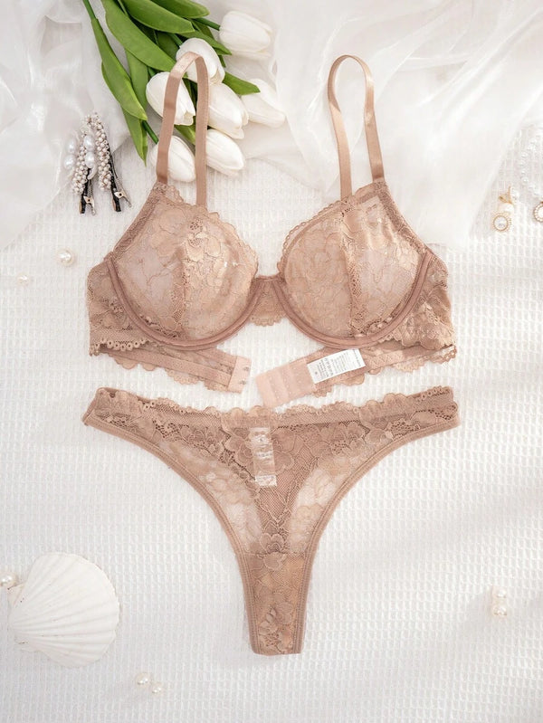 Vista de la copa del brasier de encaje nude mostrando el patrón floral detallado.