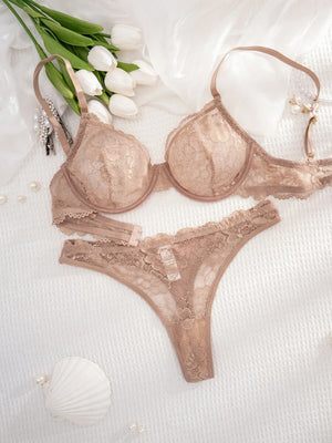 Tanga de encaje floral color nude con diseño de corte bajo y borde festoneado.