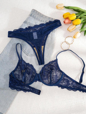 Detalle frontal del set de lencería azul con encaje floral y acabado semitransparente.