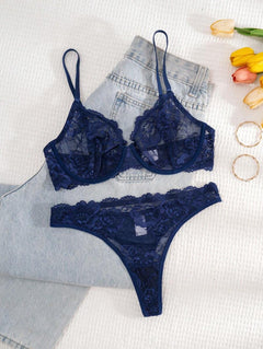 Set de lencería azul con encaje transparente y sujetador con tirantes ajustables.