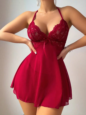 Detalle de la falda corta y fluida de tela ligera del vestido lencero color burdeos.