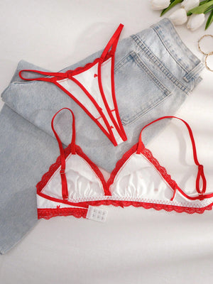 Conjunto de lencería rojo y blanco con corazones y encaje en contraste vista posterior