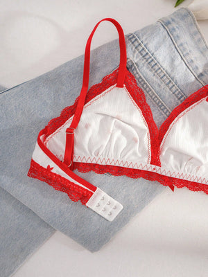 Cierre y tirantes ajustables del conjunto de lencería rojo y blanco