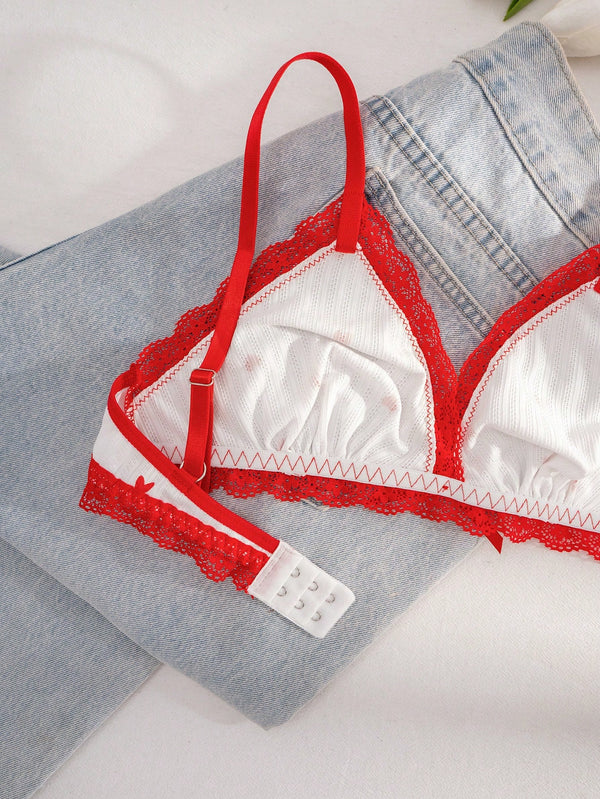 Cierre y tirantes ajustables del conjunto de lencería rojo y blanco
