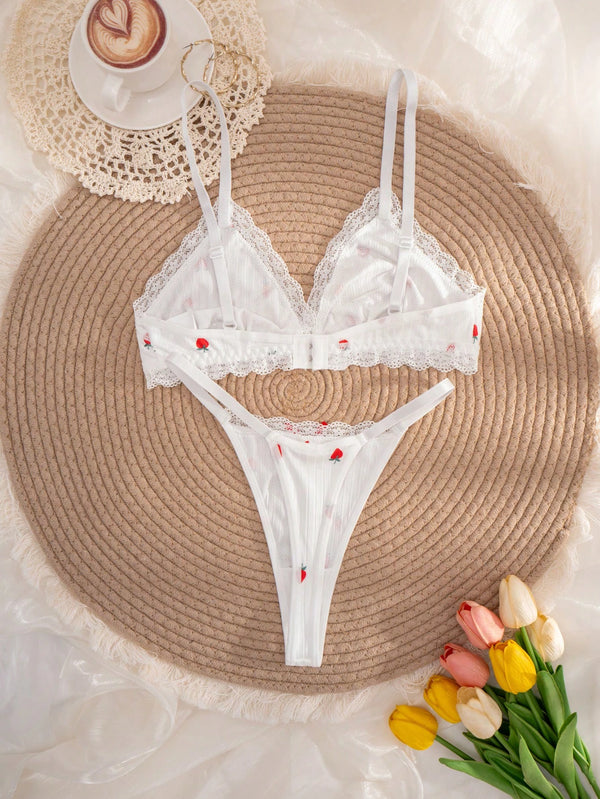 Detalle del encaje en contraste del conjunto de lencería blanco con estampado de fresas