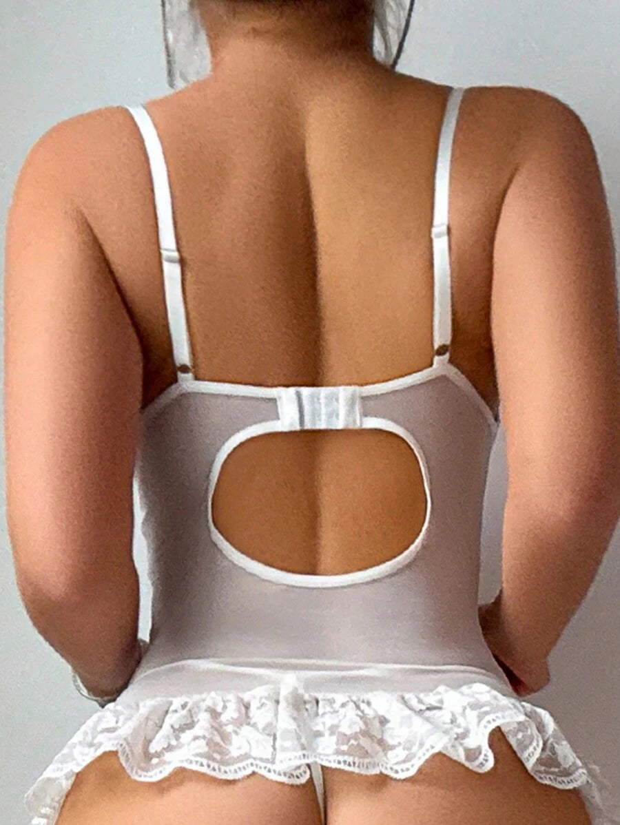 Conjunto de lencería corset blanco de encaje con liguero y medias de red en una modelo.
