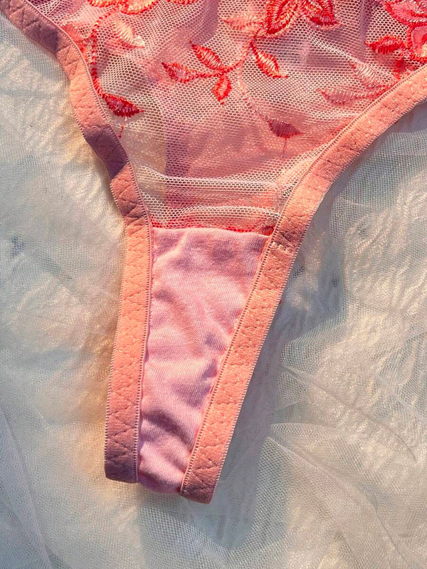Conjunto De Lencería Floral Bordado En Malla Rosa