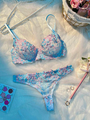Vista completa del conjunto de ropa interior femenina romántica de dos piezas.