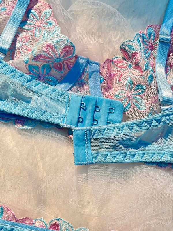 Conjunto De Lencería Bordado Floral Celeste y Rosa