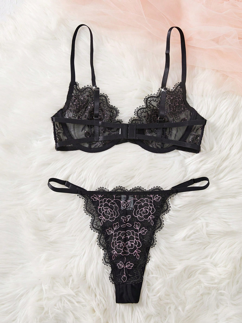 Conjunto de lencería negra bordada con tanga vista frontal
