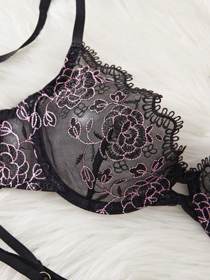 Detalle bordado floral conjunto de lencería negra
