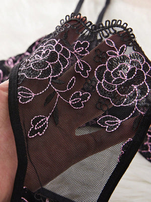 Conjunto de lencería negra bordada con tanga diseño completo