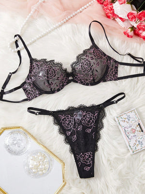 Conjunto de lencería negra bordada con tanga vista frontal
