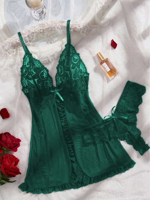 Cuerpo de mujer con camison verde transparente y volantes
