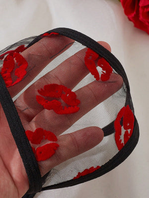 Conjunto de lencería negro transparente con estampado de labios romántico floral detalle de tela.