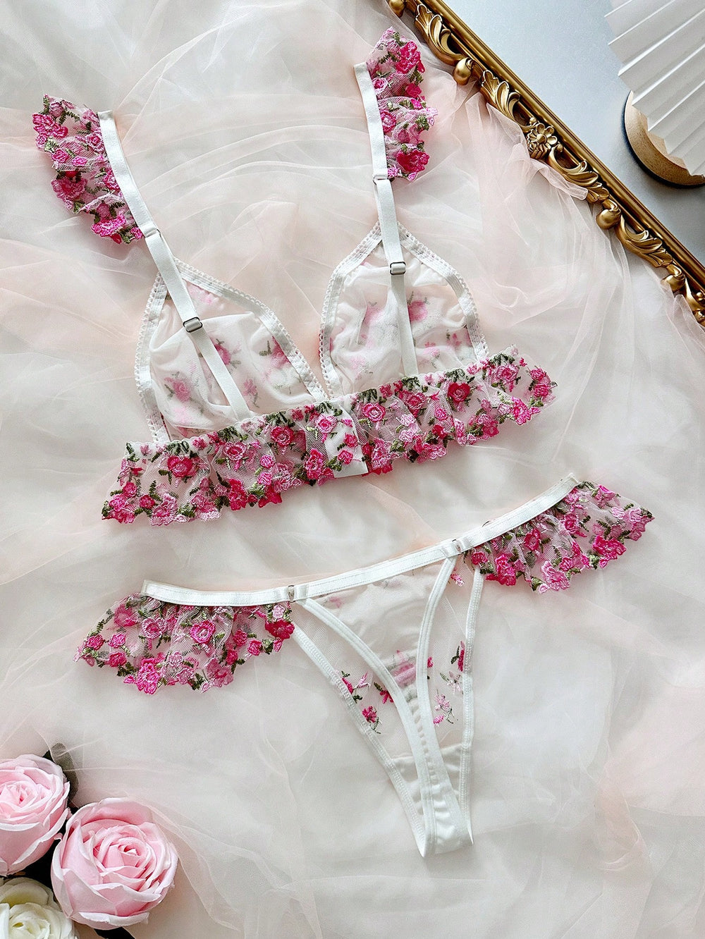 Conjunto Lencería Blanca Bordada Floral Semitransparente 2 Piezas vista completa.
