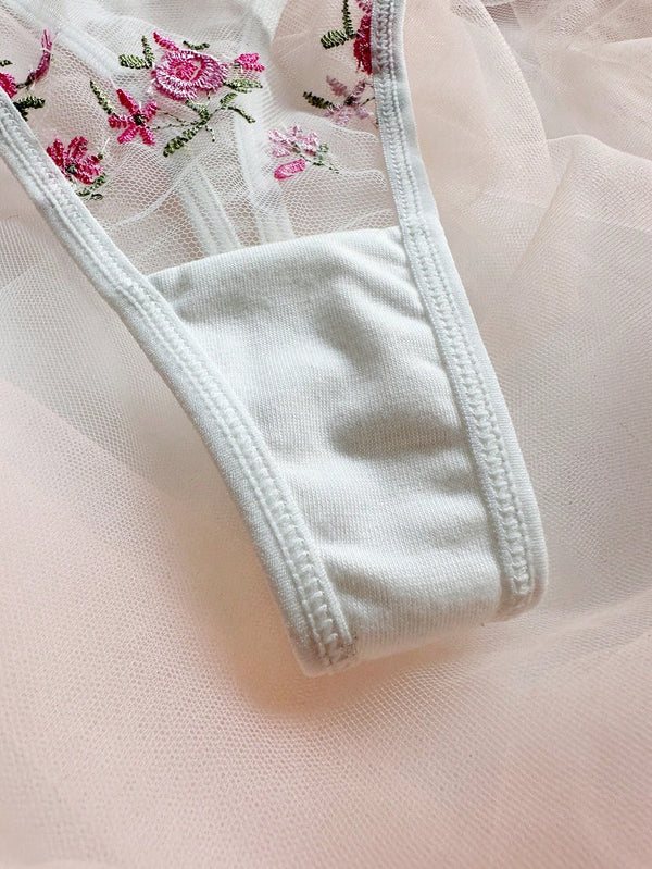 Conjunto Lencería Blanca Bordada Floral Semitransparente 2 Piezas detalle tanga.
