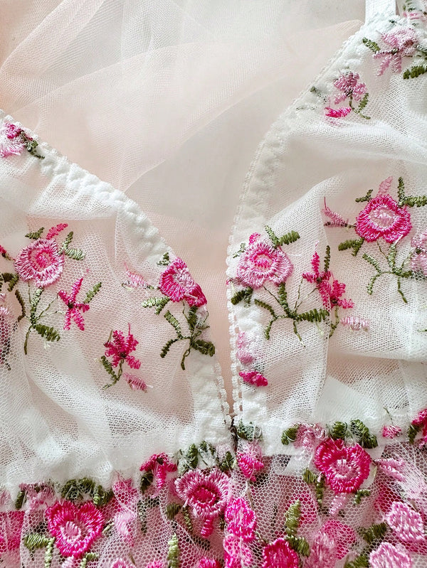 Conjunto Lencería Blanca Bordada Floral Semitransparente 2 Piezas detalle bordado floral.