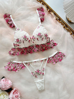 Conjunto Lencería Blanca Bordada Floral Semitransparente 2 Piezas vista completa.
