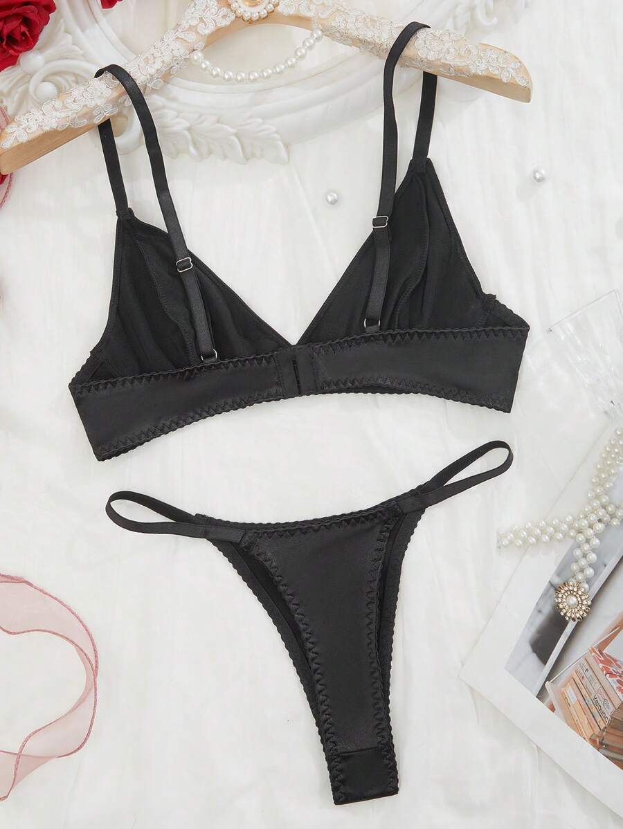 Conjunto sexy negro con tirantes finos en exhibición