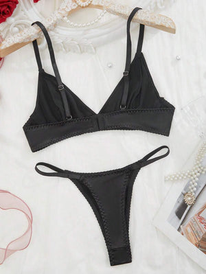 Conjunto sexy negro de dos piezas visto desde atrás