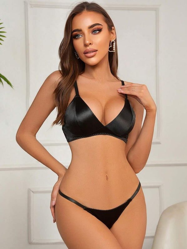Modelo usando conjunto sexy negro con tirantes finos