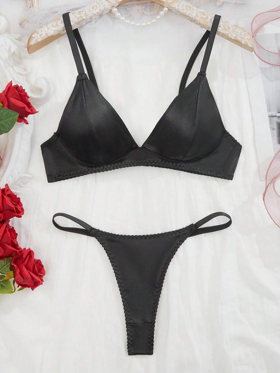 Conjunto sexy negro con tirantes finos en exhibición