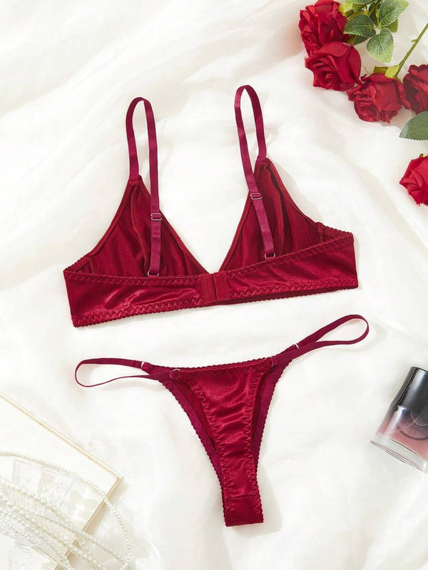 Conjunto burdeos sexy visto desde atrás