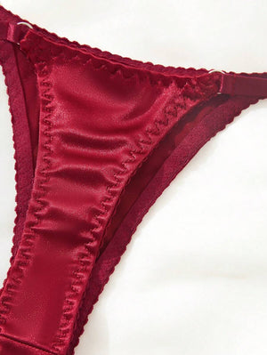 Detalle de tanga burdeos con tirantes finos