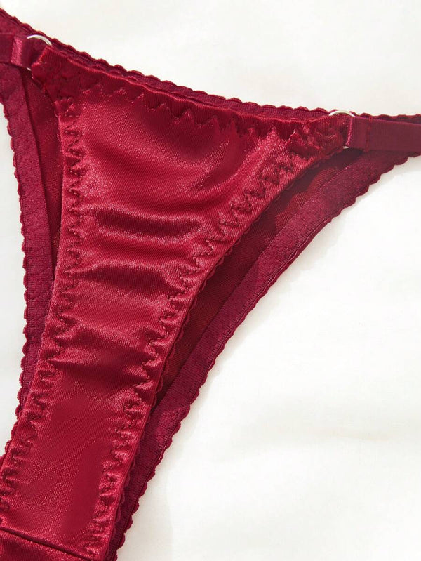 Detalle de tanga burdeos con tirantes finos