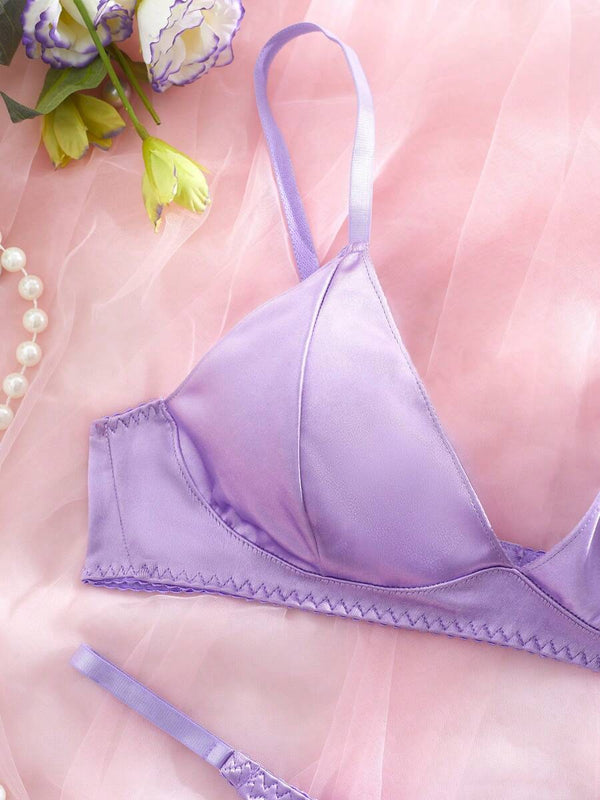 Detalle de sujetador morado satinado con tirantes