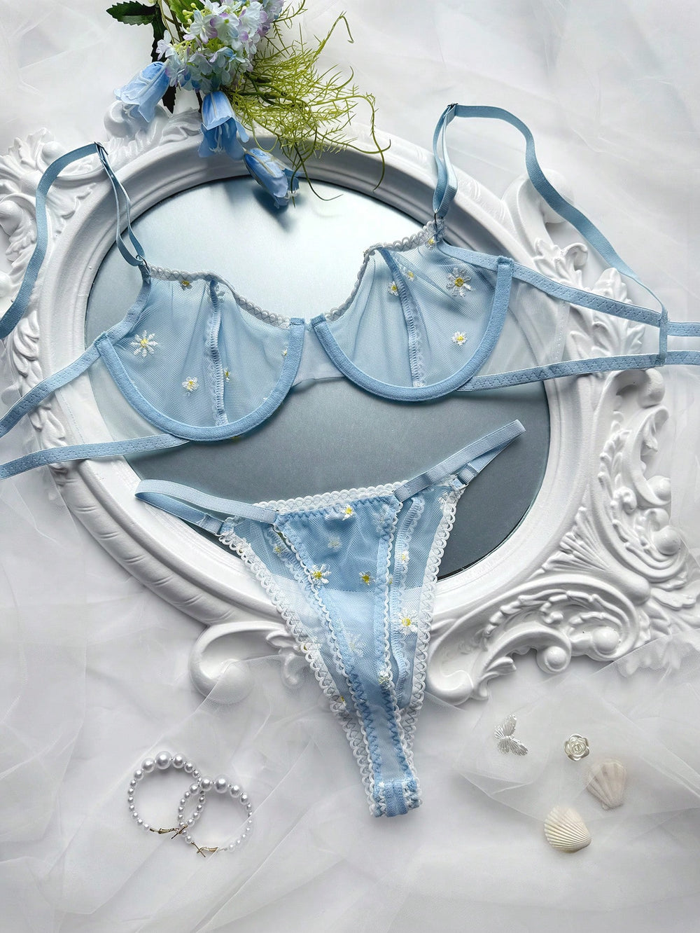 Set de lencería celeste con bordado floral romántico.