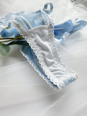 Braguita tipo calzoncillo con detalles bordados y lazo blanco.