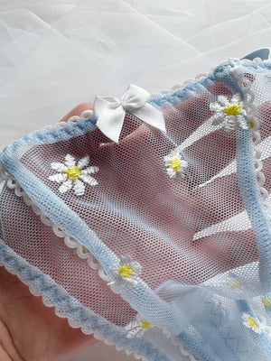 Detalle de la parte trasera de la braguita celeste.
