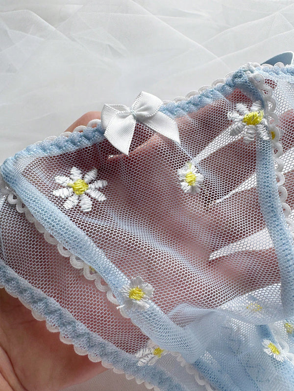 Detalle de la parte trasera de la braguita celeste.