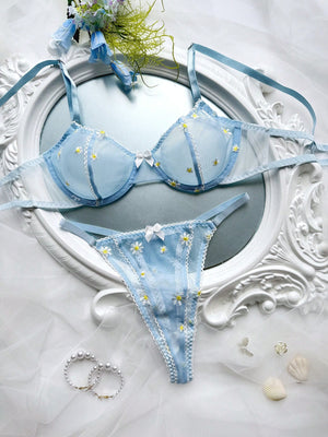Set de lencería celeste con bordado floral romántico.
