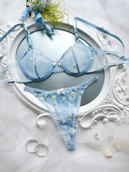 Set de lencería celeste con bordado floral romántico.