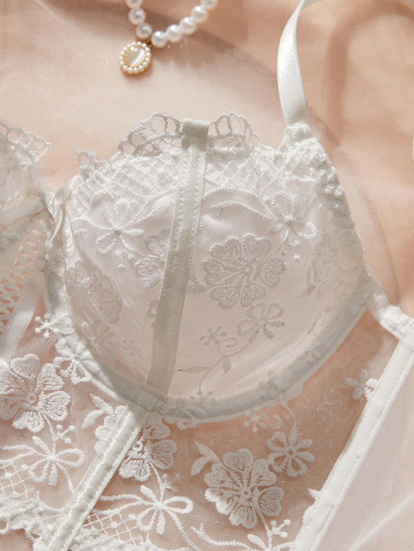 Detalle del encaje del Set De Lencería Blanca Balconette Con Encaje Bordado Transparente