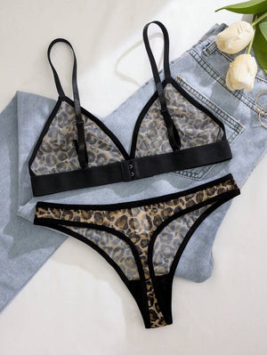 Detalle del bralette de triángulo con estampado de leopardo y tirantes negros ajustables.