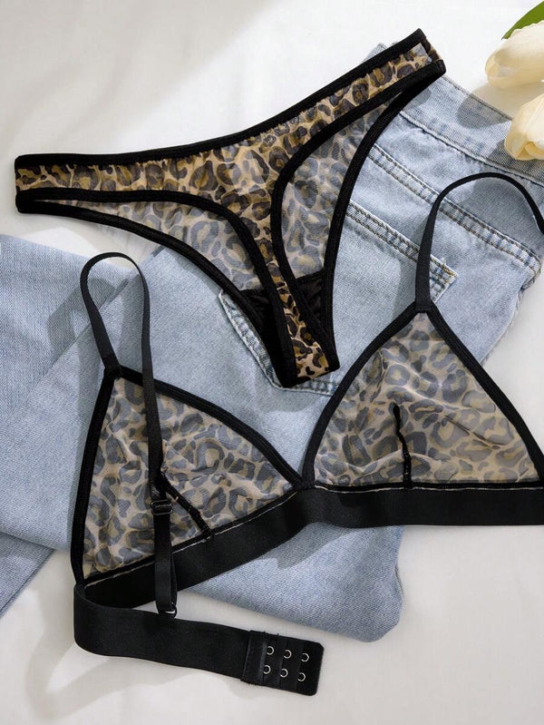 Tanga de corte brasileño con estampado de leopardo y malla transparente.