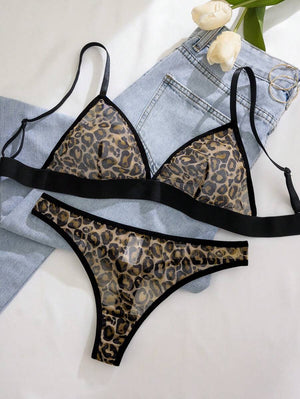 Vista completa del conjunto de lencería animal print con bralette y tanga a juego.
