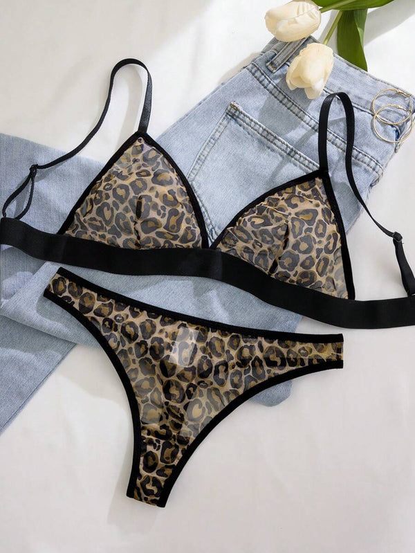 Vista completa del conjunto de lencería animal print con bralette y tanga a juego.