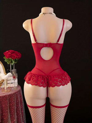 Primer plano del busto de un corset rojo con detalles de encaje floral y tirantes ajustables.