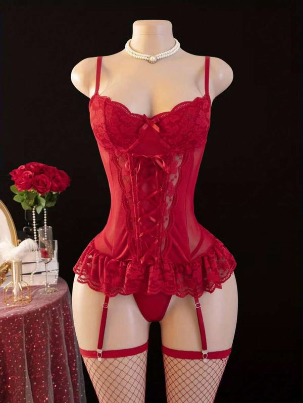 Detalle de la parte inferior de un teddy corset rojo con volante de encaje y ligueros.