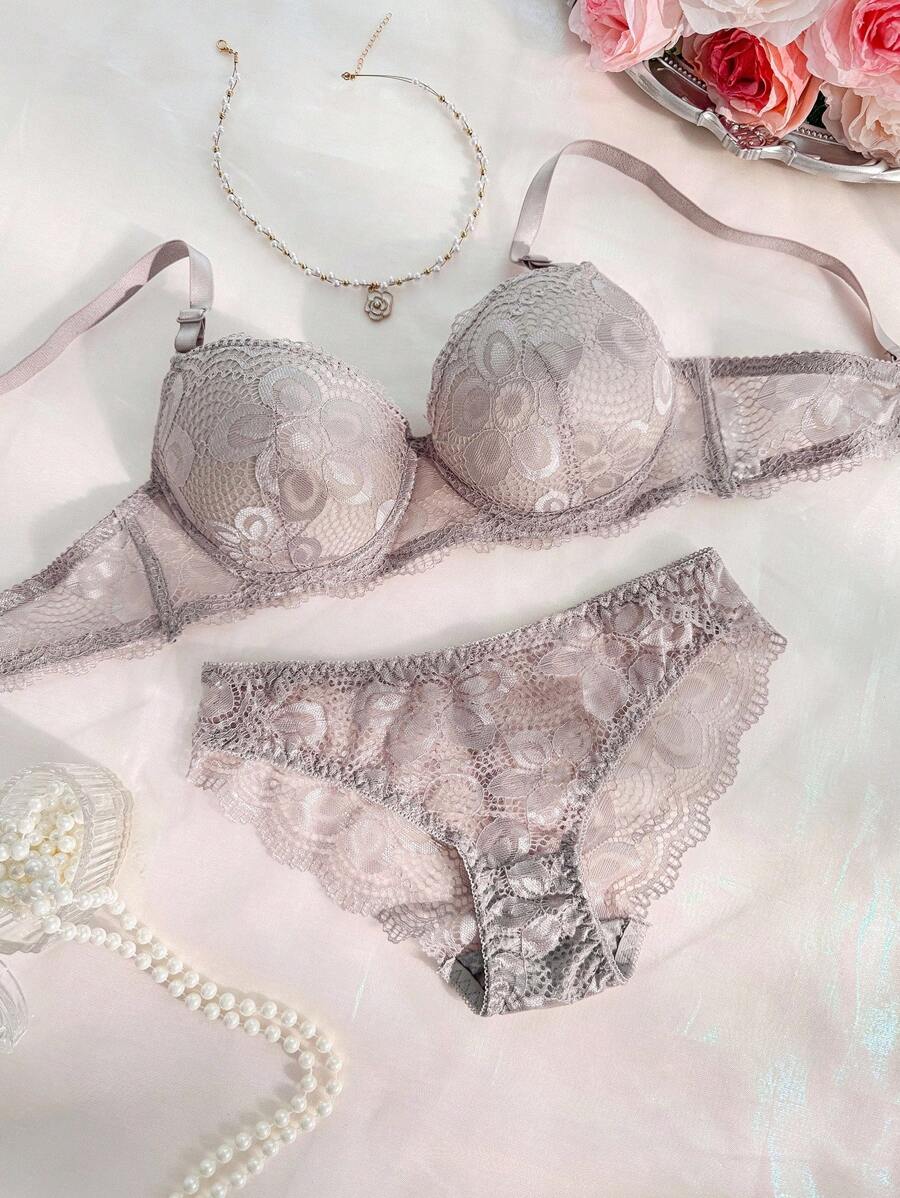 Set de lencería gris con encaje floral en primer plano