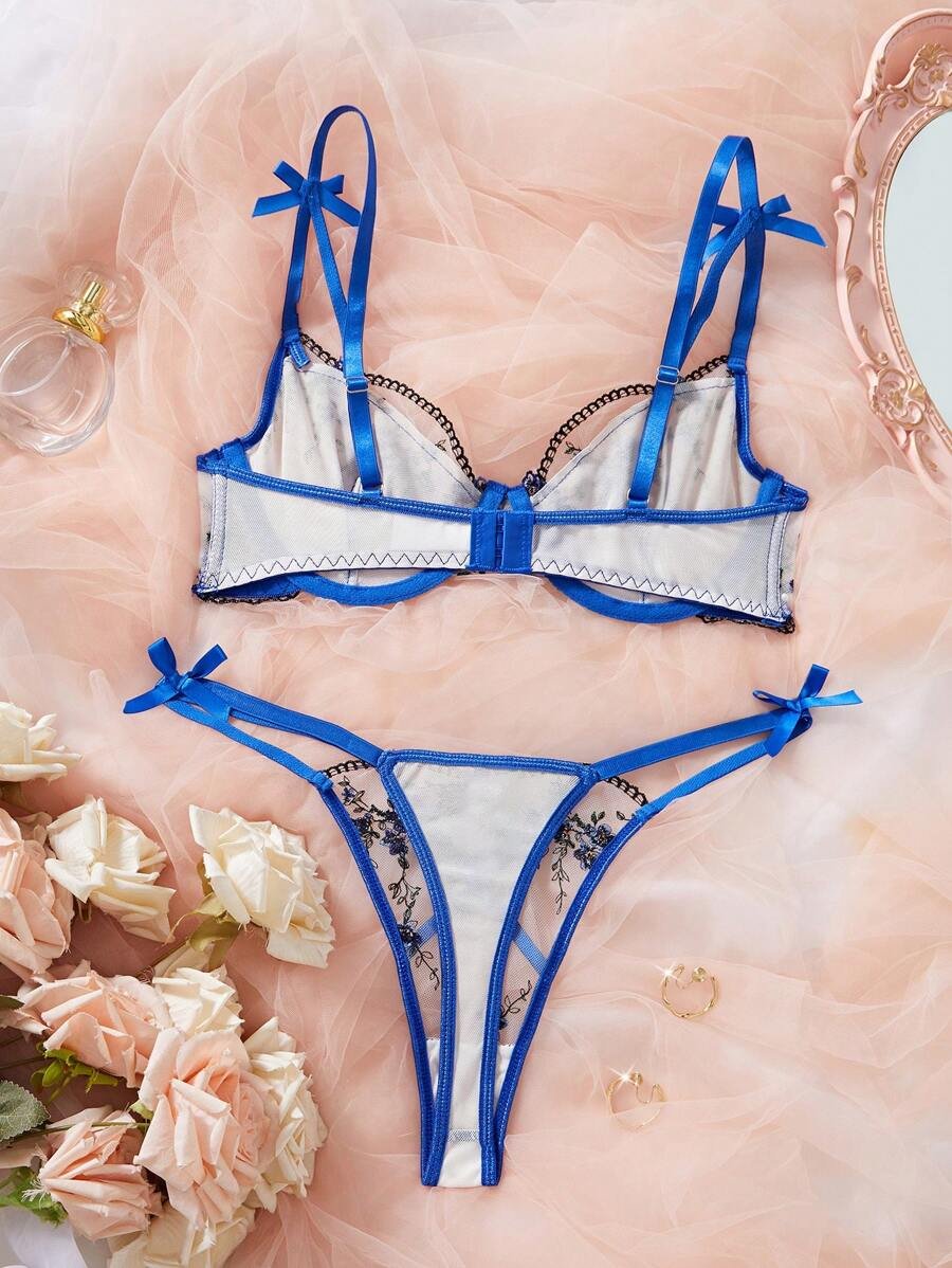Set de lencería azul con bordado floral y tirantes ajustables