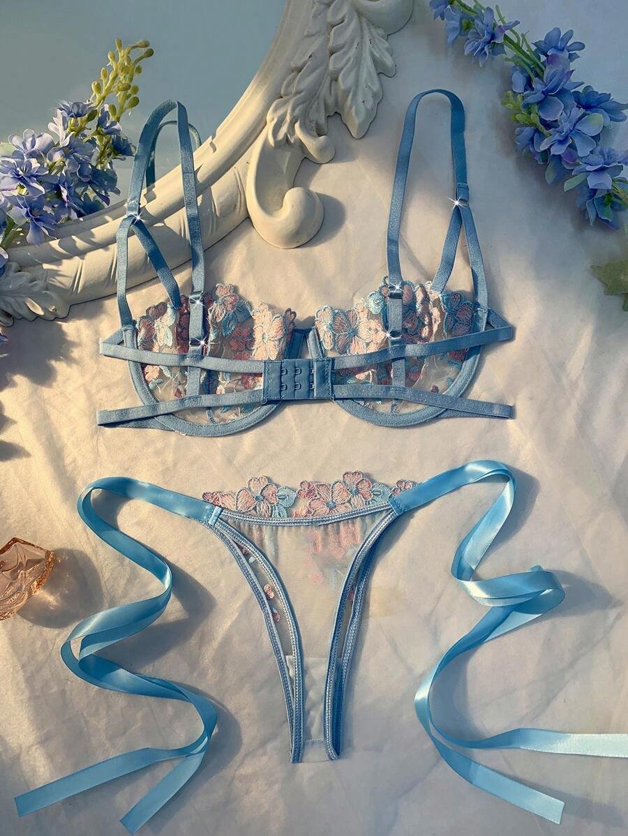 Conjunto lencería celeste con bordado floral visto desde arriba