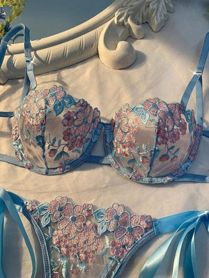 Vista superior del conjunto lencería celeste con moños y transparencias