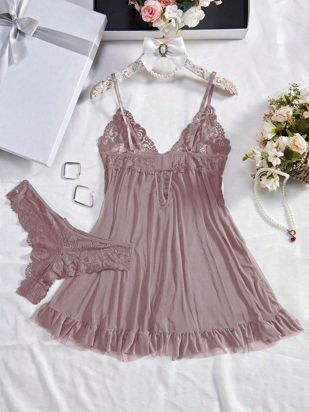 Negligé de encaje caqui con volante y lazo vista frontal