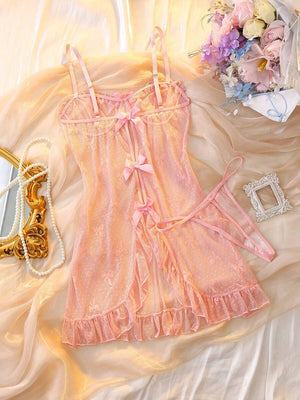 Detalle del busto de un babydoll rosa con copas de encaje, tirantes finos y un lazo de satén.